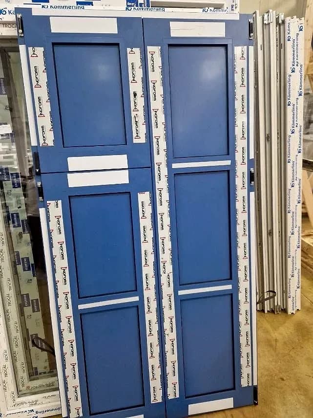 Δίφυλλη αλογόπορτα σε νησιώτικο μπλε, στο εργαστήριο.