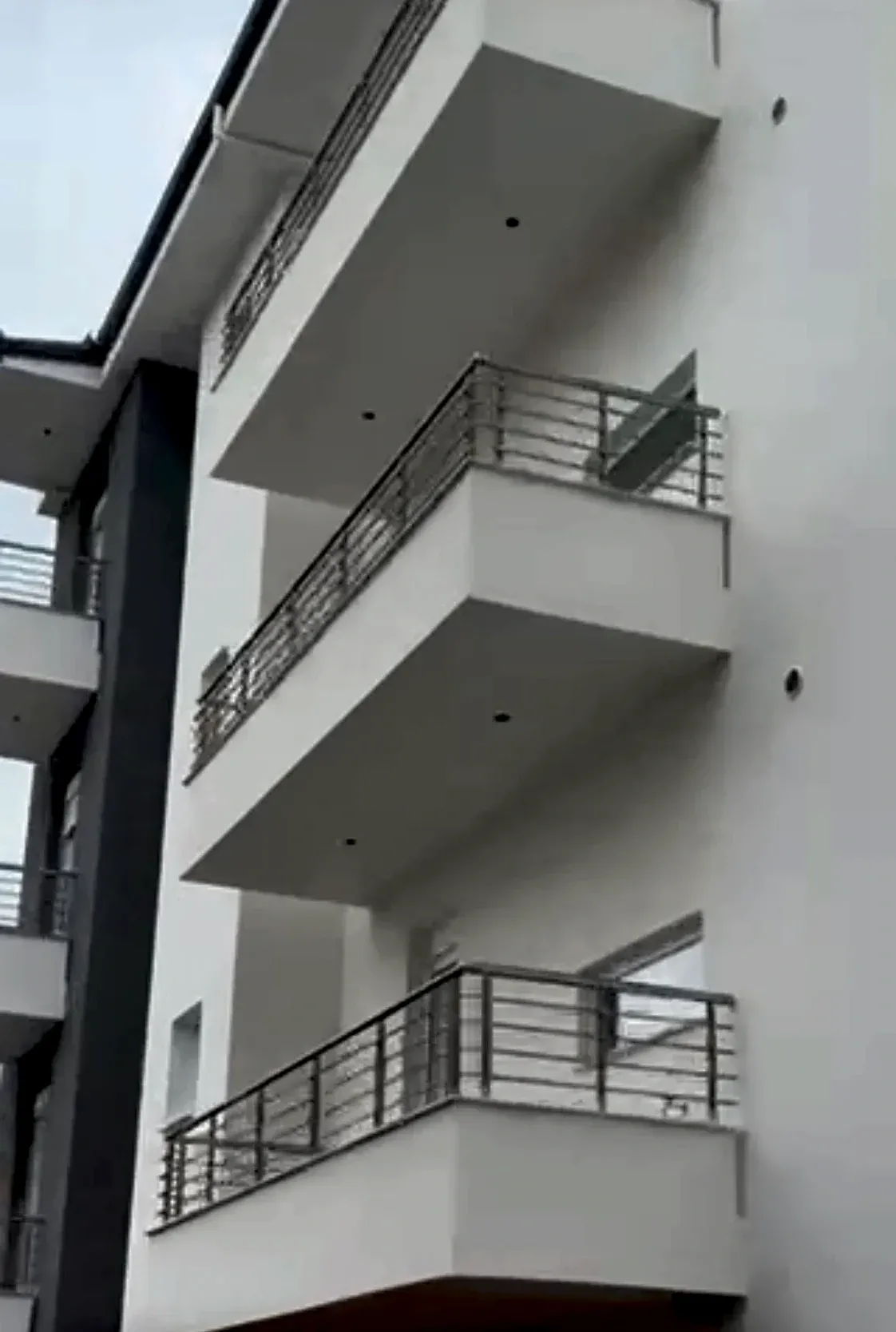 Μπαλκόνια πολυκατοικίας στη Θεσσαλονίκη με οριζόντια inox κάγκελα.